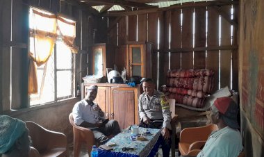 Bhabinkamtibmas-Sosialisasikan-Pencegahan-Tindak-Pidana-dan-Bencana-Alam-di-Desa-Ponglengor