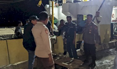 KP3-Laut-Pelabuhan-Reo-Amankan-Kedatangan-Kapal-Penumpang-KM.MALOLI