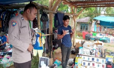 BRIPTU-Charles-Darwin-Yansen-Bhabinkamtibmas-Kecamatan-Lelak-Melakukan-Patroli-Dialogis-di-Pasar-Rakyat-Ketang