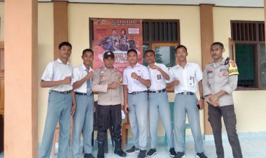 Bhabinkamtibmas-Satar-Mese-Barat,-Sosialisasikan-Penerimaan-POLRI-2024-di-SMK-N-1-Satarmese