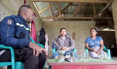 Bhabinkamtibmas-Satar-Mese-Bripka-Theodorus-Angkat-Sambangi-Desa-Lungar-berikan-himbauan-Kamtibmas