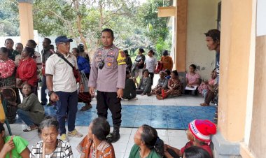 Petugas-Bhabinkamtibmas-Kornelius-Jemarus-Himbau-Warga-Cegah-Kejahatan-dan-Bencana-Alam