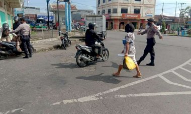 Anggota-Samapta-Polres-Manggarai-Melakukan-Patroli-Dialogis-untuk-Menjaga-Kamtibmas-dan-Kelancaran-Lalulintas