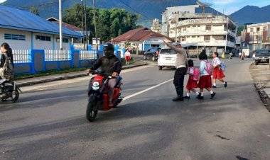 Satuan-Lalu-Lintas-Polres-Manggarai-Berikan-Pelayanan-Pagi-untuk-Pengamanan-dan-Pengaturan-Arus-Lalu-Lintas