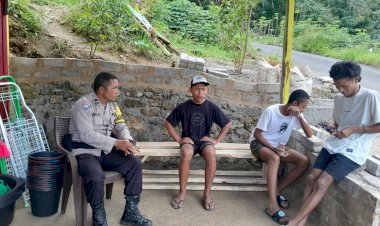 Petugas-Bhabinkamtibmas-AIPDA-Kornelius-Jemarus-Himbau-Warga-Cegah-Kejahatan-dan-Bencana-Alam