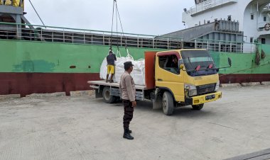 Pengamanan-Aktifitas-Bongkar-Muat-di-Pelabuhan-Laut-Kelas-II-Reo-Berjalan-Lancar