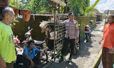 Bhabinkamtibmas-Bripka-M.-Alif-Jafrin-Berinteraksi-dengan-Warga-Kelurahan-Satar-Tacik-dalam-Patroli-Kamtibmas