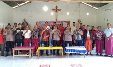 Kapolres-Manggarai-pimpin-Kegiatan-Jumat-Curhat-di-Satar-Mese-Barat