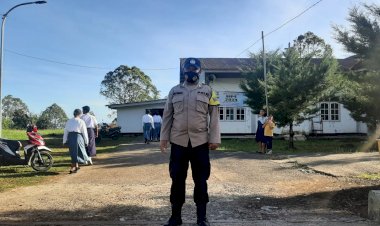 Pengamanan-Ibadah-Mingguan-Umat-Kristiani-di-Kota-Ruteng-oleh-personil-Polres-Manggarai