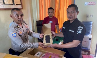 Serah-Terima-Peralatan-Komunikasi-Bhabinkamtibmas,-dari-Bid-TIK-Polda-NTT-kepada-Polres-Manggarai