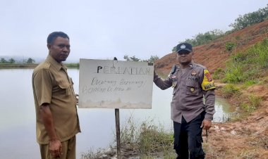 Cegah-Korban-Tenggelam,-Bhabinkamtibmas-Pasang-Papan-Himbauan-di-Desa-Nao