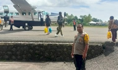KP3-Udara,-Lakukan-Pengamanan-Pesawat-Penumpang-di-Bandara--Frans-Sales-Lega-Ruteng.