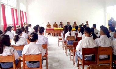 Bhabinkamtibmas-Kecamatan-Cibal,-Himbau-Siswa-SMA-Negeri-3-Cibal-Tetap-Jaga-Ketertiban-saat-Pengumuman-Kelulusan