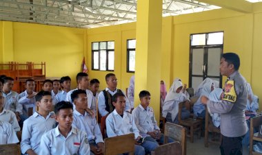 Aipda-SYAMSUL-RIZAL,-Bhabinkamtibmas-Kel.-Baru,-Kec.-Reok,-Menghadiri-dan-Mengamankan-Pengumuman-Kelulusan-di-MAN-1-Manggarai