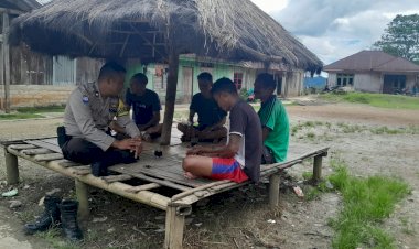 Bhabinkamtibmas-Kornelius-Jemarus-Himbau-Warga-Desa-Tengkulese-Cegah-Tindak-Pidana-dan-Bencana-Alam
