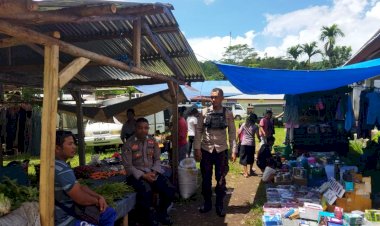 Polsek-Cibal-Memastikan-Situasi-Kamtibmas-Kondusif-dengan-Patroli-Dialogis-di-Pasar-Mingguan-Pagal-dan-Kampung-Bea-Leba
