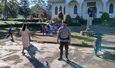 Bhabinkamtibmas-Bripka-Theodorus-Angkat-Pastikan-Ketenangan-dan-kenyamanan-Misa-Kenaikan-Isa-Almasih