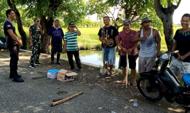 Bhabinkamtibmas-Kelurahan-Baru-Ajak-Warga-Bersihkan-Pinggir-Jalan-dan-Berikan-Himbauan-Keamanan