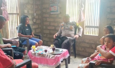 Petugas-Bhabinkamtibmas-Awasi-Kasus-Gigitan-Anjing-di-Desa-Ladur,-Manggarai