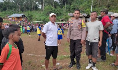 Antisipasi-Kerawanan:-Bhabinkamtibmas-lakukan-Pengamanan-Turnamen-Sepak-Bola-dan-Bola-Voli-Putri-di-Cibal-Barat.