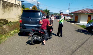 Satuan-Lalu-Lintas-Polres-Manggarai-Gencar-Gelar-KRYD-dan-Himbauan-Kamseltibcar-Lantas-di-Kota-Ruteng
