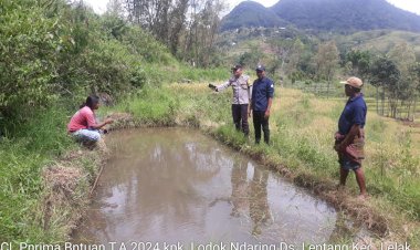 Bhabinkamtibmaa-BRIPTU-CHARLES-DARWIN-YANSEN-Sambut-Tim-Survei-Kolam-Ikan-dari-Dinas-Perikanan-di-Desa-Lentang