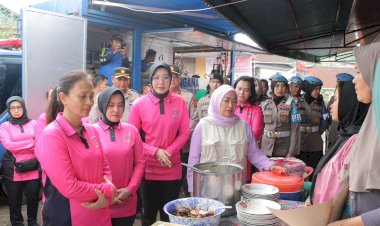 Sapa-Pengungsi-Banjir-Bandang-Sumbar,-Ketum-Bhayangkari-Hibur-Anak-anak-Pengungsi