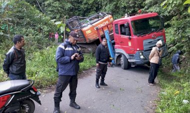 Kecelakaan-Tunggal-Tronton-di-Jalan-Raya-Ruteng-Iteng,-Tidak-Ada-Korban-Jiwa