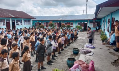 Cegah-Perundungan,-Kanit-Binpolmas-Polres-Manggarai-Aipda-Fransiskus-S.-Maja-Lakukan-Sosialisasi-di-SDK-Santa-Theresia-Ruteng-V