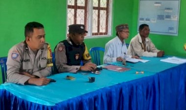 Kapospol-dan-Bhabinkamtibmas-Kecamatan-Lelak-lakukan-Pengamanan-Penyaluran-BLT-Triwulan-I-2024-di-Desa-Bangka-Tonggur-Berjalan-Lancar