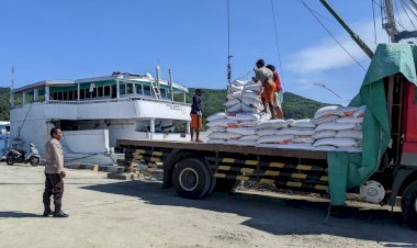 KP3-Laut-Pelabuhan-Reo-Lakukan-Pengamanan-Aktivitas-Bongkar-Muat-di-Pelabuhan-Laut-Kelas-II-Reo
