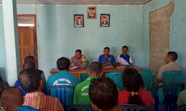 Bhabinkamtibmas-Aipda-Syamsul-Rizal-lakukan-Patroli-dan-Pengamanan-Pembagian-BLT-di-Desa-Watu-Tango