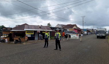 Satuan-Lalu-Lintas-Polres-Manggarai-Lakukan-Pengamanan-Sholat-Jumat-di-Masjid-Agung-Baiturahman,-Ruteng