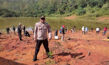 Kasat-Binmas-Polres-Manggarai-Berpartisipasi-dalam-Penanaman-Pohon-Memperingati-Hari-Lingkungan-Hidup-Sedunia