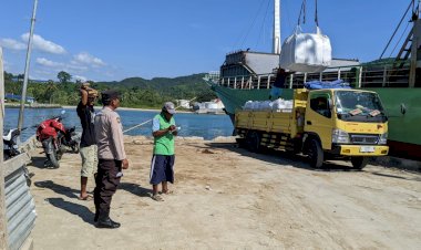 KP3-Laut-Reo-:-Pengamanan-Aktifitas-Bongkar-Muat-di-Pelabuhan-Laut-Kelas-II-Reo-Berlangsung-Lancar
