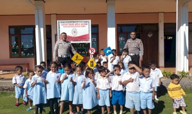 Polisi-Sahabat-Anak-:-Sat.-Lantas-Polres-Manggarai-Sosialisasikan-Keselamatan-Berlalu-Lintas-di-TK-Hati-Kudus-Yesus
