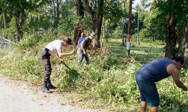Bhabinkamtibmas-Aipda-Syamsul-Rizal-dan-Warga-Kelurahan-Baru-Laksanakan-Kerja-Bakti-Bersama