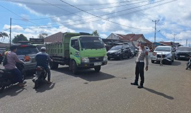 Sholat-Jumat-di-Masjid-Agung-Baiturahman,-Sat.-Lalu-Lintas-Polres-Manggarai-Laksanakan-Pengamanan