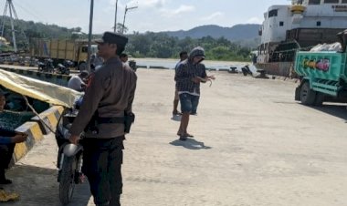 KP3-Laut-Reo-:-Pengamanan-Aktivitas-Bongkar-Muat-di-Pelabuhan-Laut-Kelas-II-Reo-berlangsung-Aman