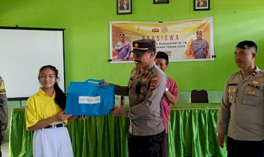 Pembagian-Beasiswa-Bagi-Siswa-Berprestasi-dalam-Rangka-Hari-Bhayangkara-ke-78-Tahun-2024-di-Lingkungan-Polres-Manggarai