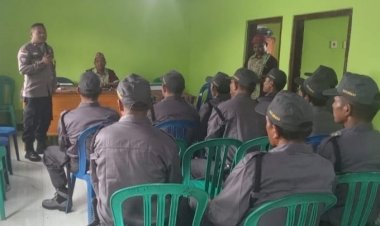 Bhabinkamtibmas-Aipda-Emilius-Johan-Berikan-Materi-Peningkatan-Kemampuan-Linmas-di-Desa-Renda