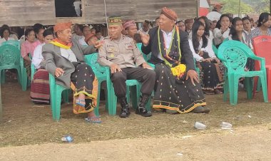 Bhabinkamtibmas-Kecamatan-Ruteng,-AIPDA-Arkadius-M.-Arno,-Amankan-Acara-Adat-Penti-di-Gendang-Anam