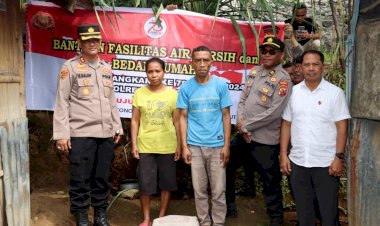 Jelang-Hari-Bhayangkara-ke-78,-Kapolres-Manggarai-pimpin-pelaksanakan-Bantuan-Sosial-Bedah-Rumah-di-Kelurahan-Mbaumuku