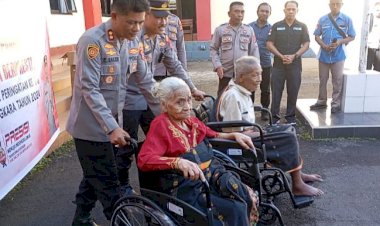 Berbagi-Kasih-di-Hari-Bhayangkara-ke-78-Tahun-2024,-Kapolres-Manggarai-Serahkan-Bantuan-Sosial-Berupa-Kursi-Roda