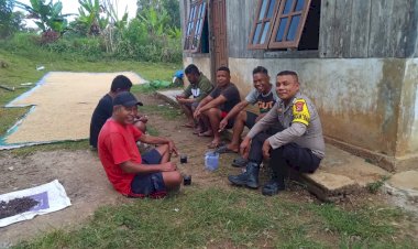 Bripka-Yoni-Tandungan-Jaga-Situasi-Kamtibmas-dengan-Patroli-dan-Sambang-Warga-di-Kecamatan-Ruteng