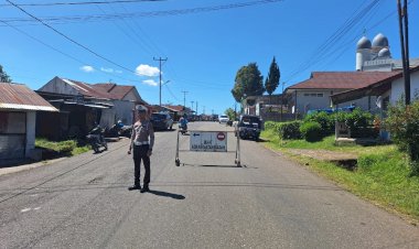 Pastikan-Keamanan-dan-Kenyamanan-Sholat-Jumat-di-Masjid-Agung-Baiturahman-Ruteng,-Sat.-Lantas-Polres-Manggarai-Laksanakan-Pengamanan