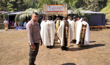 Bhabinkamtibmas-Kec.-Cibal-Barat-Hadiri-dan-Amankan-Misa-Perdana-dan-Syukuran-Thabisan-Imamat-P.-Wilfridus-Papin,-OFM