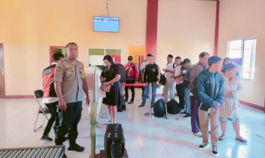 KP3-Udara-Laksanakan-Pengamanan-Pesawat-Penumpang-di-Bandar-Udara-Frans-Sales-Lega-Ruteng