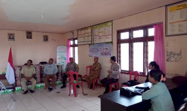 Bripka-Yoni-Tandungan-Dampingi-Kapospol-Kec.-Ruteng-dalam-Patroli-Dialogis-di-Desa-Golo-Worok