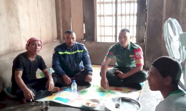 Sinergi-Bhabinkamtibmas-dan-Babinsa-dalam-Menjaga-Kamtibmas-di-Desa-Satar-Loung